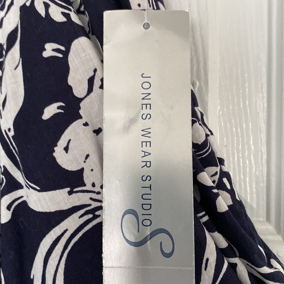 ⭐️ Host Pick ⭐️ NWT - Navy/White Floral A Line Skirt - Picture 4 of 10